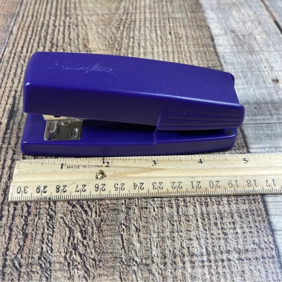 SWINGLINE | Small Purple/Blue Desk Stapler - Picture 2 of 8